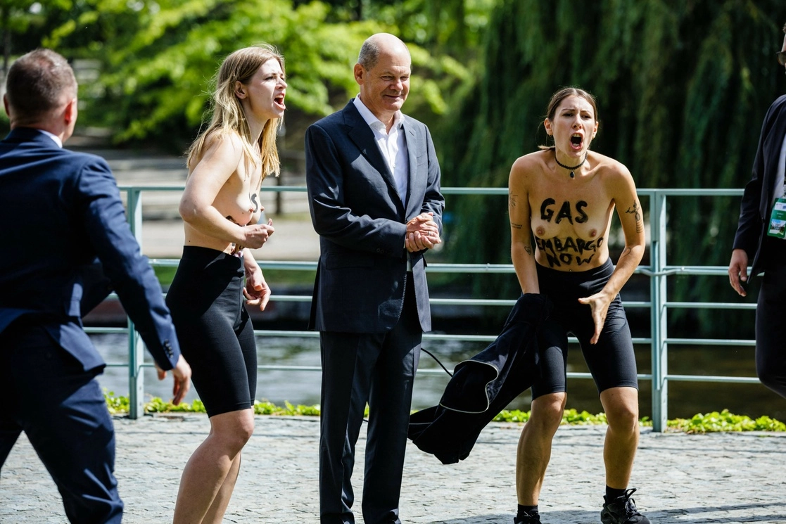 Manifestantes con el lema pintado "Embargo de gas ahora"   protestan junto al canciller alemán Olaf Scholz durante el evento del Día de puertas abiertas del gobierno federal en la Cancillería de Berlín. Foto Afp