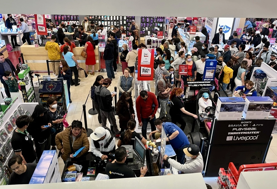 Capitalinos realizan compras en El Buen Fin en una plaza comercial de la Ciudad de México. Foto María Luisa Severiano
