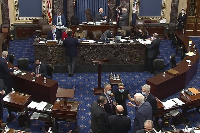 Sorprendiendo a casi todos, incluyendo a los mismos senadores, quienes esperaban la conclusión del juicio político a Donald Trump este sábado, el Senado fue obligado a votar para convocar a testigos y con ello prolongar de manera indefinida el proceso. Foto Televisión del Senado vía Ap