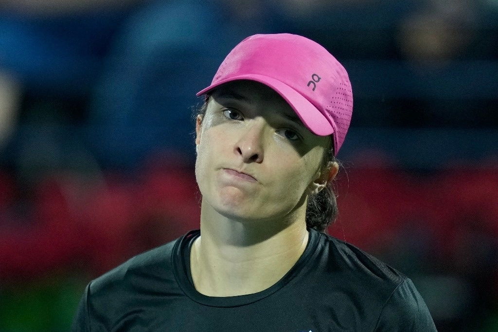 La número uno mundial, la polaca Iga Swiatek, vio su racha victoriosa cortada en seco al perder inesperadamente ante la rusa Anna Kalinskaya por un doble 6-4 en semifinales del WTA 1000 de Dubai, el 23 de febrero de 2024. Foto Ap