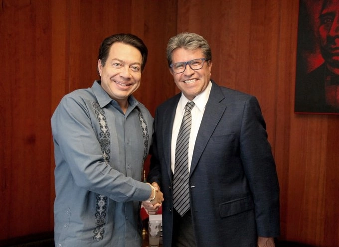El dirigente de Morena, Mario Delgado (izq) y el coordinador de los senadores del partido guinda, Ricardo Monreal (der) tras su reunión. Foto tomada de la cuenta de Twitter @RicardoMonrealA
