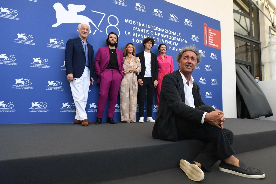 El director Paolo Sorrentino, adelante y, atrás de izquierda a derecha, los actores Toni Servillo, Marlon Joubert, Teresa Saponangelo, Filippo Scotti y Luisa Ranieri del filme La mano de Dios que compite el Festival de Cine de Venecia. Foto Afp