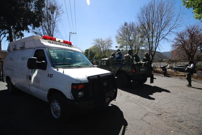 Elementos de la Guardia Nacional realizaron ayer recorridos a los alrededores del Reclusorio Sur, luego de que tres internos se fugaran. Foto Alfredo Domínguez