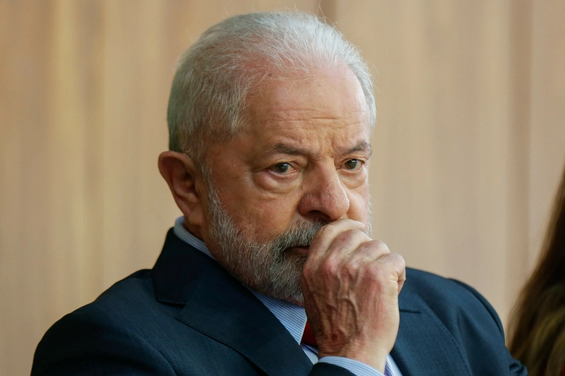 El presidente de Brasil, Luiz Inácio Lula da Silva, se mostró "convencido" de que los manifestantes bolsonaristas que invadieron el palacio de gobierno el domingo tuvieron ayuda interna, el 12 de enero de 2023. Foto Afp 