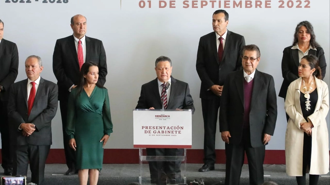 El gobernador electo de Hidalgo, Julio Menchaca, presentó a su gabinete ampliado. Foto Juan Ricardo Montoya