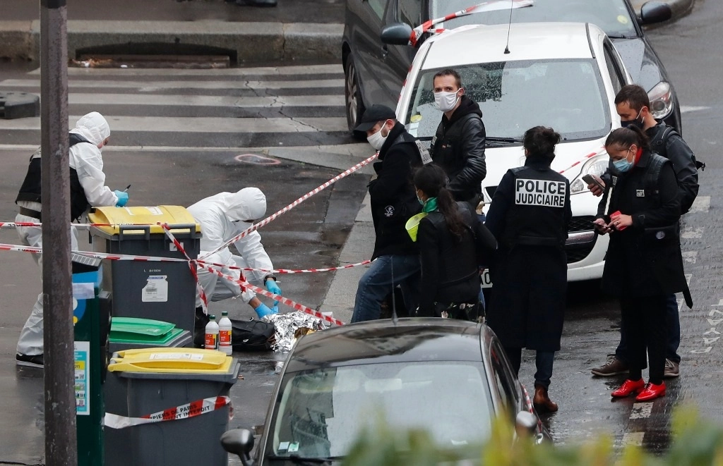 Agentes de policía se reúnen en el área de ataque cerca de las antiguas oficinas del periódico satírico Charlie Hebdo, el viernes 25 de septiembre de 2020 en París. Foto Ap