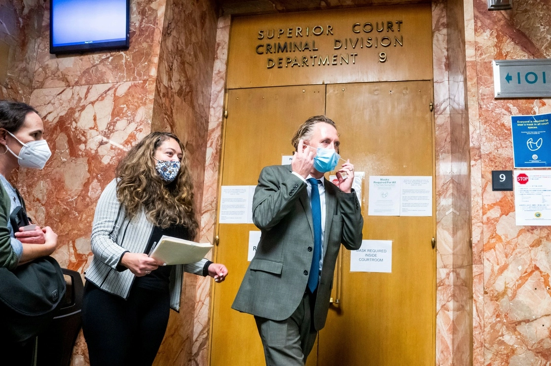 Adam Lipson, abogado de David DePape, acusado de atacar al esposo de Nancy Pelosi, Paul Pelosi, sale de la lectura de cargos de su cliente en el Tribunal Superior de San Francisco el martes 1 de noviembre de 2022, en San Francisco. Foto Ap