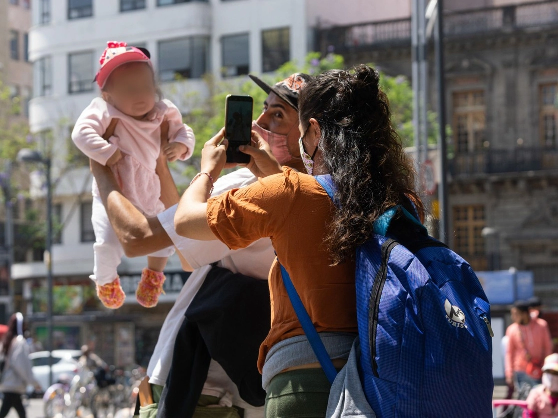 La ciencia perfeccionó la respuesta para calmar a un bebé que llora: sostenerlo y caminar con él durante cinco minutos. Foto Pablo Ramos / Archivo
