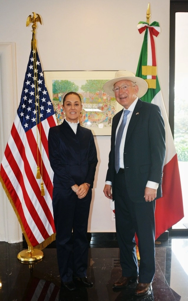 El embajador de EU, Ken Salazar durante su encuentro con la precandidata Claudia Sheinbaum. Foto tomada de la cuenta de X @USAmbMex