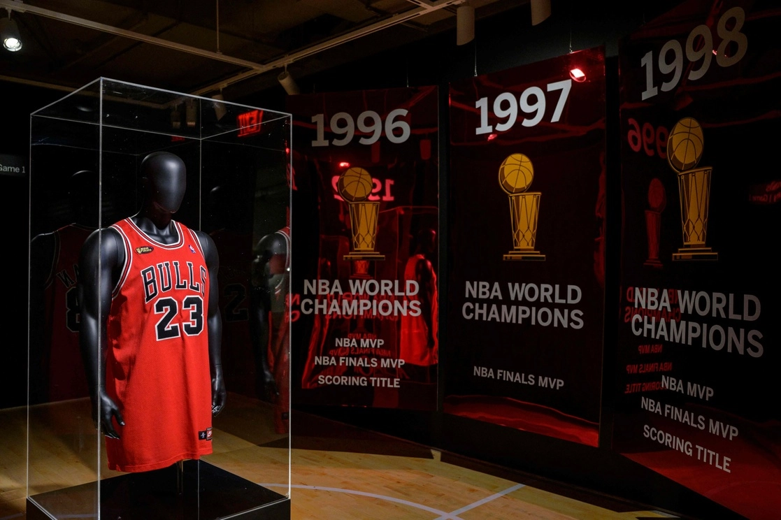 Una camiseta que usó la leyenda del baloncesto Michael Jordan durante el primer juego de las finales de la NBA de 1998, su última victoria por el título, fue subastada por un récord de 10.1 mdd. Foto Afp