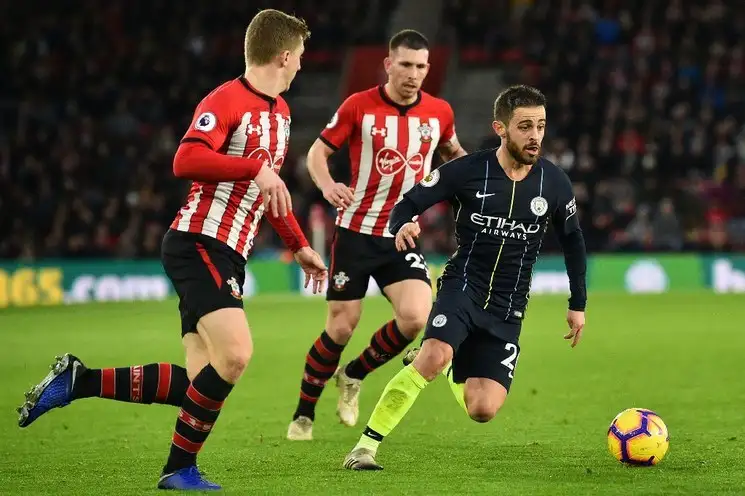 Bernardo Silva, Manchester City, disputa el balón ante jugadores del Southampton, durante el partido de la Premier League. Foto Afp / Archivo