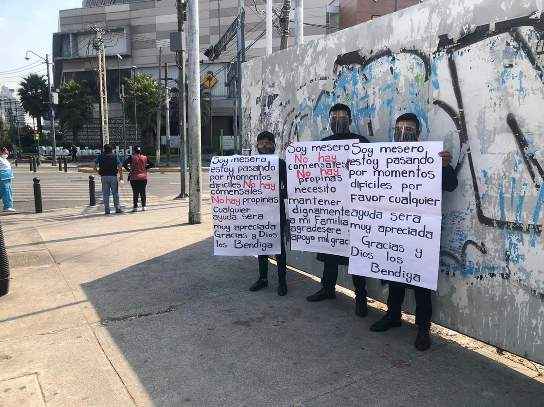 "Estoy pasando por momentos difíciles. No hay comensales, no hay propinas. Por favor, cualquier ayuda será muy apreciada", señaló uno de los meseros. Foto Jared Laureles