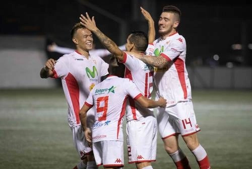 Fabrizio Tavano (número 14) festeja con sus compañeros después de conseguir el sábado el título 18 del Real Estelí, en la primera división de Nicaragua. Foto Afp