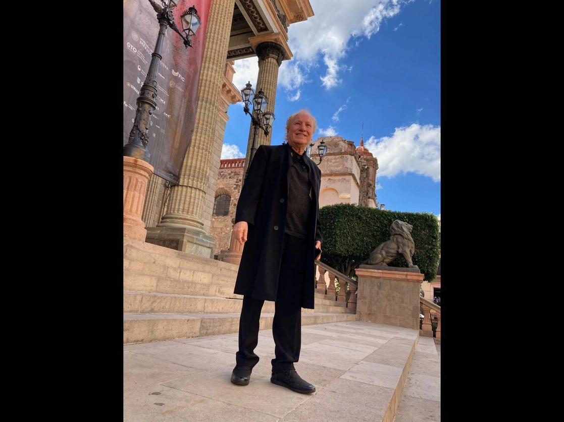 El también compositor Enrique Diemecke frente al recinto del Festival Internacional Cervantino. Foto cortesía de Jilma Diemecke

