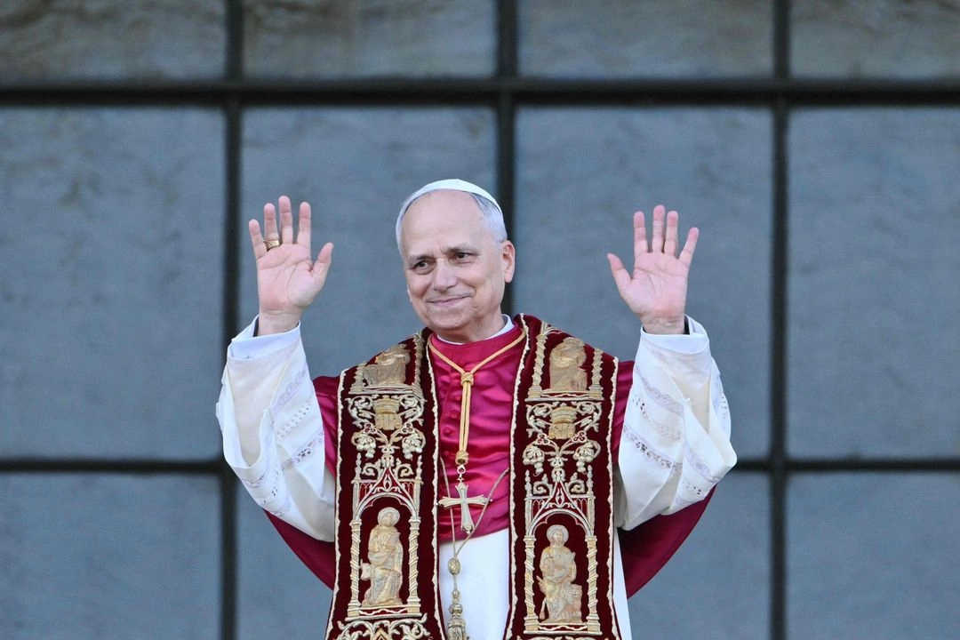 El Papa León XIV saluda a la multitud desde el balcón central de la archibasílica de San Juan de Letrán después de una santa misa en Roma, el 25 de mayo de 2025. Foto 
