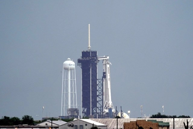El SpaceX Falcon 9, con la nueva cápsula Crew Dragon, en la plataforma de lanzamiento 39-A en el Centro Espacial Kennedy en Cabo Cañaveral, Florida. Foto Ap