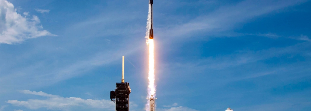 La nave espacial Dragon fue lanzada sobre un propulsor reutilizable Falcon 9 que transportaba el 30º Servicio de Reabastecimiento Comercial (CRS-30) a las 20:55 GMT. Foto spacex.com