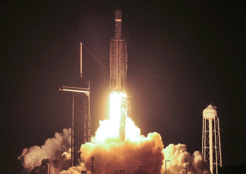 El cohete Falcon Heavy de SpaceX despegó para transportar el dron espacial militar estadunidense X-37B en una misión de investigación, anunció la empresa propiedad de Elon Musk, el 28 de diciembre de 2023. Foto Craig Bailey / Florida Today vía Ap