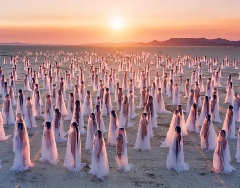 El artista neoyorquino, conocido por sus instalaciones masivas de desnudos, reconoce que su trabajo se verá afectado por el coronavirus. Arriba, Desert Spirits, imagen del 30 de agosto de 2013 en Nevada, cuando reunió a 330 personas cubiertas con sábanas transparentes. Foto Spencer Tunick