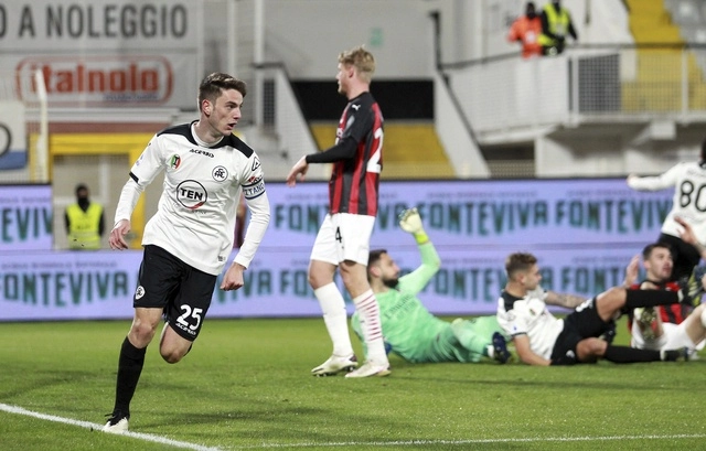 Giulio Maggiore, jugador del Spezzia marcó el primer gol ante el Milan, líder del torneo italiano. Foto Ap