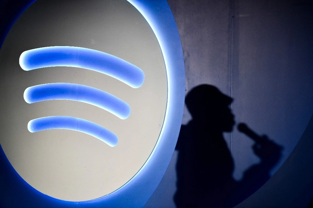 La sombra del DJ y locutor de Inteligencia Artificial de Spotify, Xavier X Jernigan, es fotografiada mientras asiste a la presentación de la última herramienta de Spotify en la Ciudad de México el 17 de julio de 2024.Foto Afp