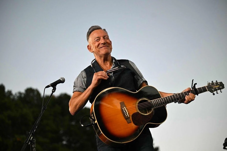 El músico estadunidense Bruce Springsteen durante un mitin de campaña apoyando a la vicepresidenta y candidata presidencial demócrata Kamala Harris en el estadio James R Hallford en Clarkston, Georgia, en 2024. Foto 