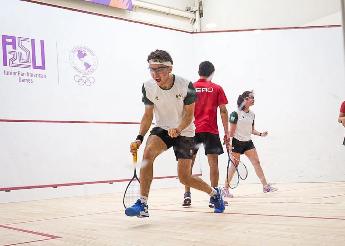 Wally Ávila y Mariana Narváez (al fondo) se impusieron a los representantes de Perú en la final de dobles mixtos.