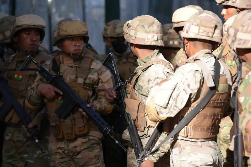 Militares rodean el Palacio de Gobierno de Bolivia, en La Paz, el 26 de junio de 2024. Foto 'La Jornada'

