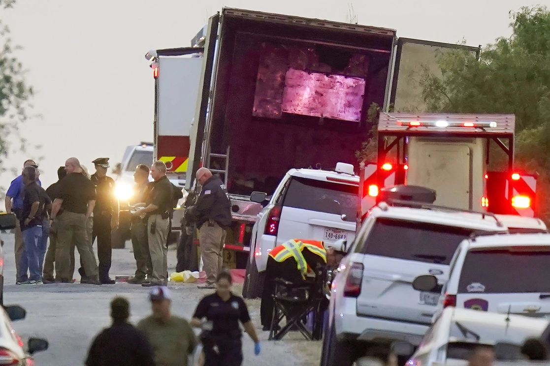 Migrantes de México y Centroamérica fueron abandonados en un tráiler en San Antonio, Texas, el pasado 27 de junio; la suma de muertos asciende a 53. Foto Ap