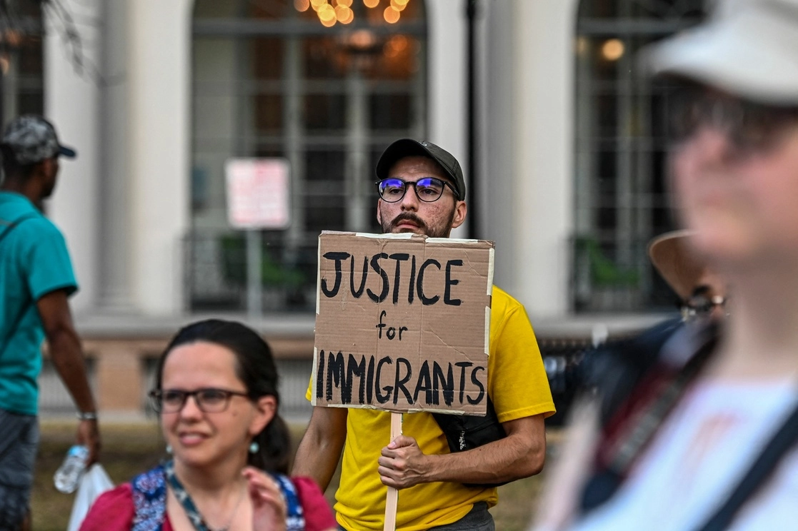 Durante una vigilia por los 53 migrantes fallecidos en un tráiler de San Antonio, Texas, el 29 de junio de 2022. Foto Afp