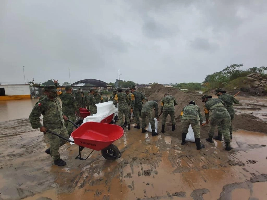 Elementos del Ejército apoyan en las comunidades afectadas por las lluvias de los últimos días en Tabasco. Foto tomada del Twitter de Protección Civil del estado