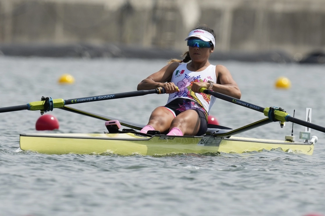 La mexicana Kenia Lechuga, durante la competencia individual en remo en los Juegos Olímpicos Tokio 2020. Foto AP