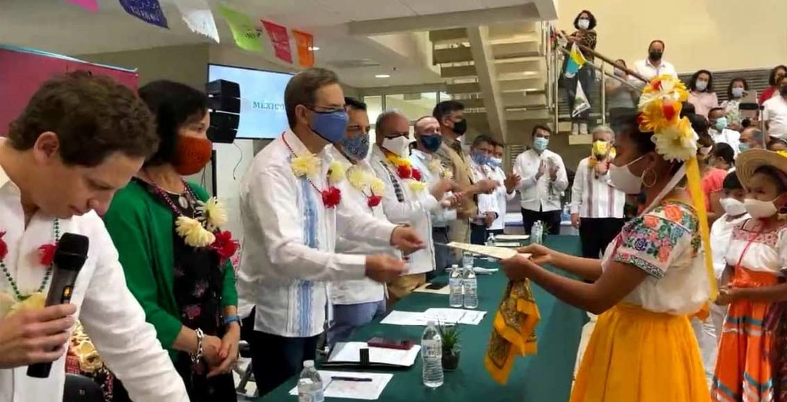 El embajador de México en EU, Esteban Moctezuma, encabezó la inauguración de la Ventanilla de Atención Integral a Pueblos Originarios e Indígenas de México en el Exterior. Foto tomada de la cuenta de Twitter @IME_SRE