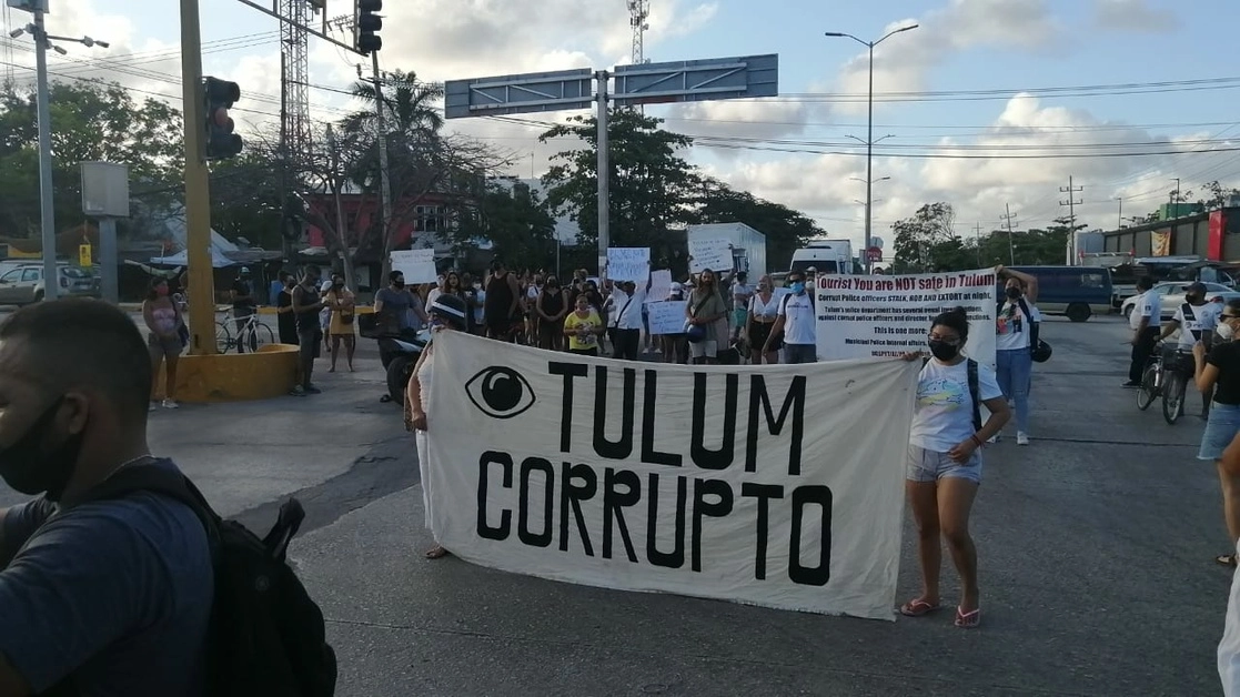 Un centenar de personas marchó  la tarde del domingo por la avenida Tulum hastas las instalaciones de Seguridad Pública para exigir justicia y que no quede impune el homicidio de Victoria, quien falleció al ser detenida por la policía en esta ciudad. Foto Miguel Améndola / La Jornada Maya