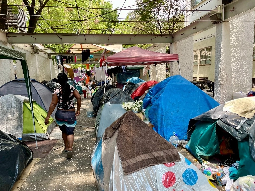 Campamento migrante de la Plaza Giordano Bruno, en la Ciudad de México, el 25 de abril del 2024. Foto Roberto García Ortiz