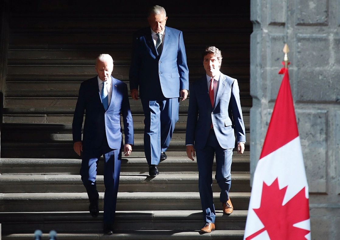 Los presidentes de México y Estados Unidos, Andrés Manuel López Obrador y Joe Biden, respectivamente, así como Justin Trudeau, primer ministro de Canadá, se dirigen al patio central de Palacio Nacional para ofrecer una conferencia de prensa conjunta tras la conclusión de la décima Cumbre de Líderes de América del Norte. Foto Cristina Rodríguez 




