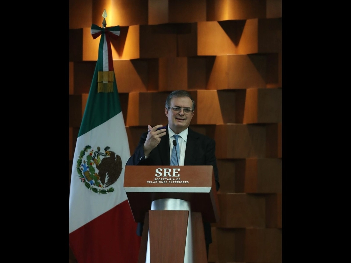 Detrás de los artículos publicados pareciera permear la visión de que la mayoría de la sociedad mexicana, sobre todo la de menos recursos, está equivocada y apoya a quien no debe, señala Marcelo Ebrard en su carta a ‘The Economist’. Foto Roberto García Ortiz / Archivo