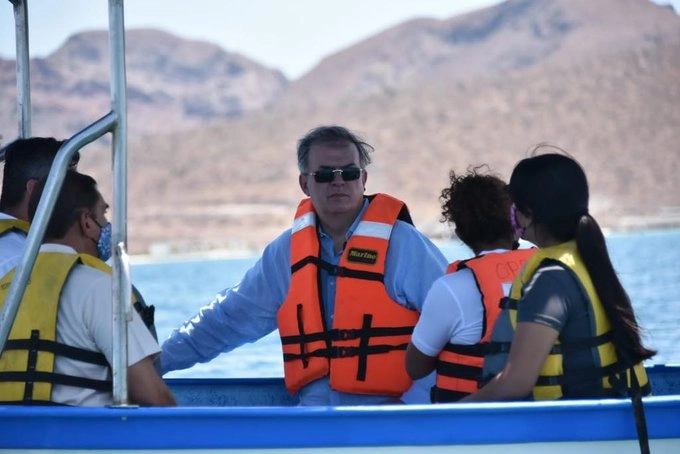 El canciller Marcelo Ebrard, firmó en La Paz el acuerdo para la economía oceánica sostenible. Foto @m_ebrard