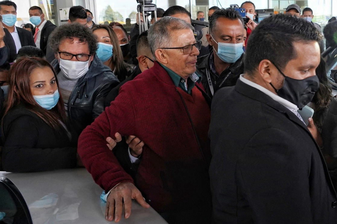 El ex comandante de la desarticulada guerrilla colombiana regresó a su país "por propia determinación", informó la cancillería. En el aeropuerto El Dorado, en Bogotá (imagen), el ex rebelde dijo que "fue una provocación contra el proceso de paz". Foto Afp