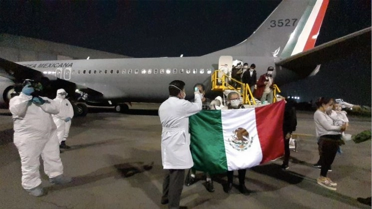 Llegada de mexicanos procedentes de Argentina, en abril pasado. Foto Cuartoscuro 