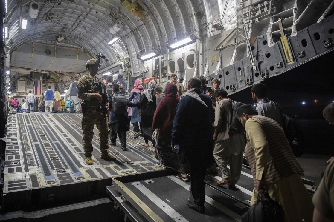 Pasajeros afganos abordan un C-17 Globemaster III de la Fuerza Aérea de EU durante la evacuación de Afganistán en el Aeropuerto Internacional Hamid Karzai, en Kabul, Afganistán, el 22 de agosto de 2021. Foto Ap 