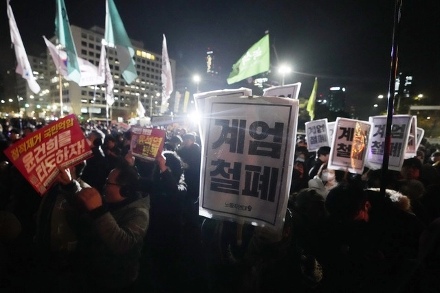 Corea del Sur declaró la ley marcial para erradicar fuerzas afines a Norcorea lo que de inmediato generó protestas ciudadanas y de la oposición. Foto Ap