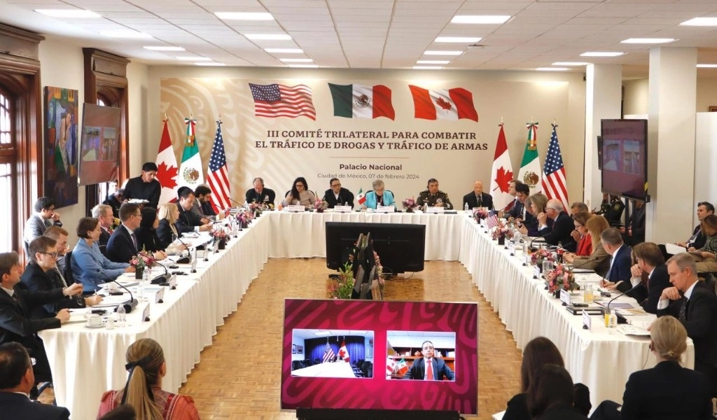 En el marco de la reunión trilateral en materia de seguridad y migración México, Estados Unidos y Canadá, la delegación estadunidense se comprometió con nuestro país a colaborar para contar con la "trazabilidad" de las armas que ilegalmente entran a territorio nacional que son de uso exclusivo de su ejército, informó Alicia Bárcena. Imagen tomada de @aliciabarcena
