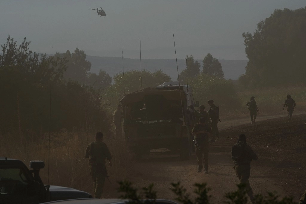 Soldados israelí­es heridos son trasladados a un helicÃ³ptero cerca de la frontera norte de Israel con Líbano, el 19 de septiembre de 2024. Foto Xinhua
