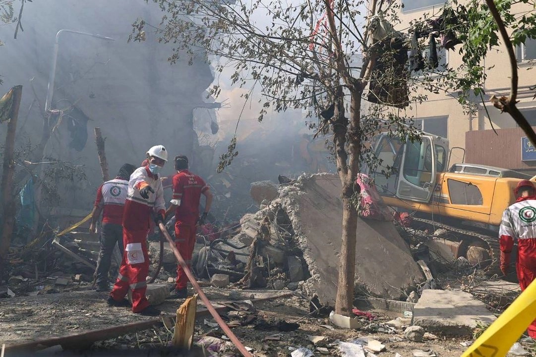Voluntarios trabajan en un barrio de Teherán afectado por un ataque israelí, el 14 de junio de 2025. Foto Media Luna Roja Iraní / 