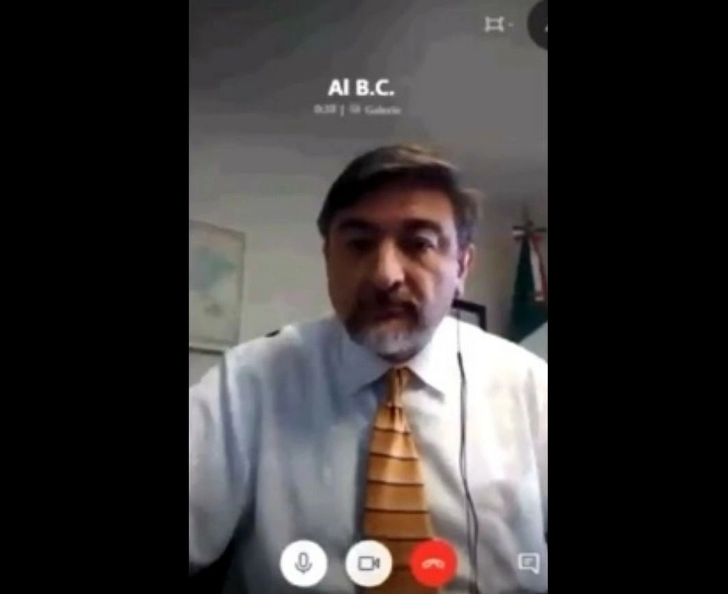 Darío Alberto Bernal Acero, cónsul de Leamington, en Ontario, Canadá, fue separado de su cargo después de ser captado en un video masturbándose en su propia oficina. Imagen tomada del video difundido a través del Twitter de @mena_ronne