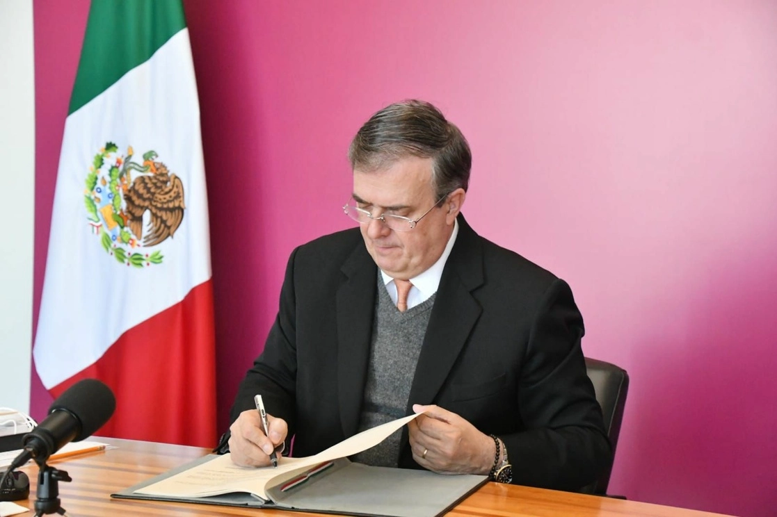 El titular de la SRE, Marcelo Ebrard, firma el acuerdo por una transición global hacia un modelo de crecimiento sostenible e inclusivo, el 29 de septiembre de 2021. Foto tomada del Twitter de @SRE_mx