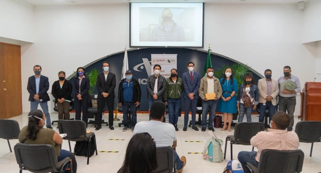 Las gestiones de la Embajada y Consulados de México en Canadá posibilitaron que se reconociera la condición de los trabajadores mexicanos como esenciales para ser considerados en el proceso de vacunación contra covid-19, en reconocimiento a su actividad prioritaria, el 25 de junio de 2021. Foto tomada del Twitter de @SRE_mx