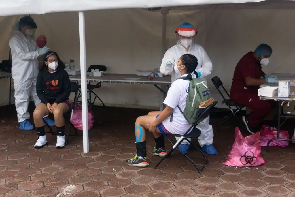 Reportaron ayer seis mil 81 contagios. En la imagen, realización de pruebas de detección de Covid-19 en el quiosco de salud instalado sobre la explanada de la alcaldía Benito Juárez, en la Ciudad de México, el 2 de julio de 2021. Foto Pablo Ramos


