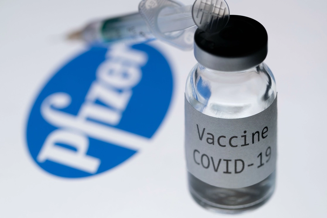 La vacuna de Pfizer está hecha del material genético del virus (RNA mensajero). Foto Afp